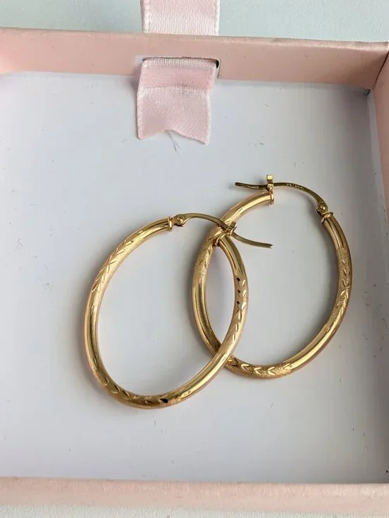 14K Yellow Gold Oval Hoop Earrings Diamond Cut Classic Medium Leightweight - Picture 8 of 10